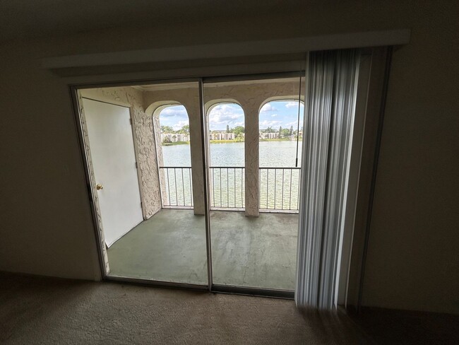 Building Photo - Available Mid April - Lovely 2/2 in in Alt...