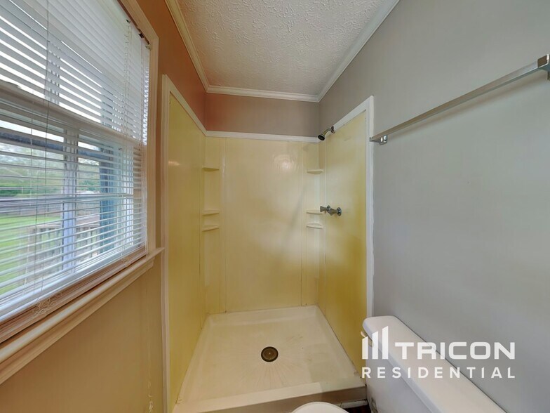 Building Photo - 414 Breezy Dr SW