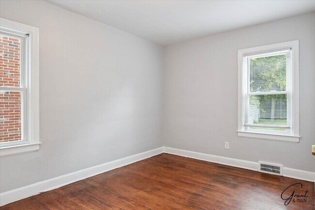 Building Photo - $1250 3 bedroom bungalow