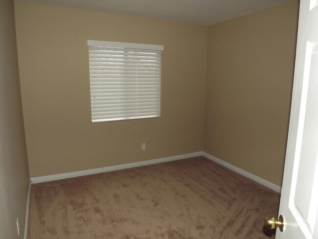 Building Photo - WONDERFUL 2 STORY HOME IN THE HEART OF GREEN VALLEY 3 BED 2.5 BATH BEAUTIFULLY LANDSCAPED!