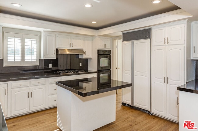 Building Photo - 158 S Anita Ave