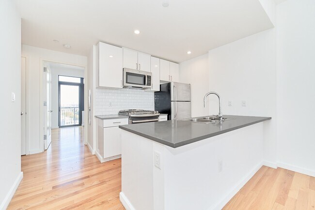 Building Photo - Gorgeous Two Bedroom with Floor to Ceiling Windows