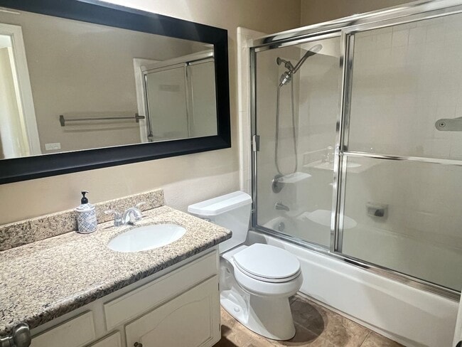 Building Photo - Spacious 3 Bedroom, 2.5 Bath Condo in a Be...