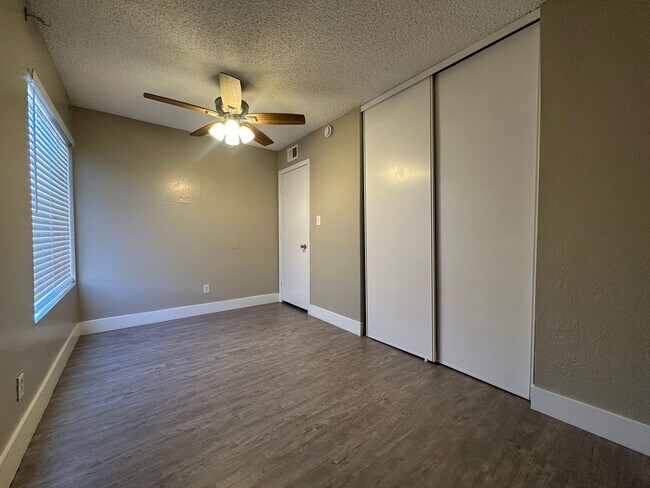 Building Photo - 2 Bedroom Upstairs Condo with Bonus Room Near UNLV!