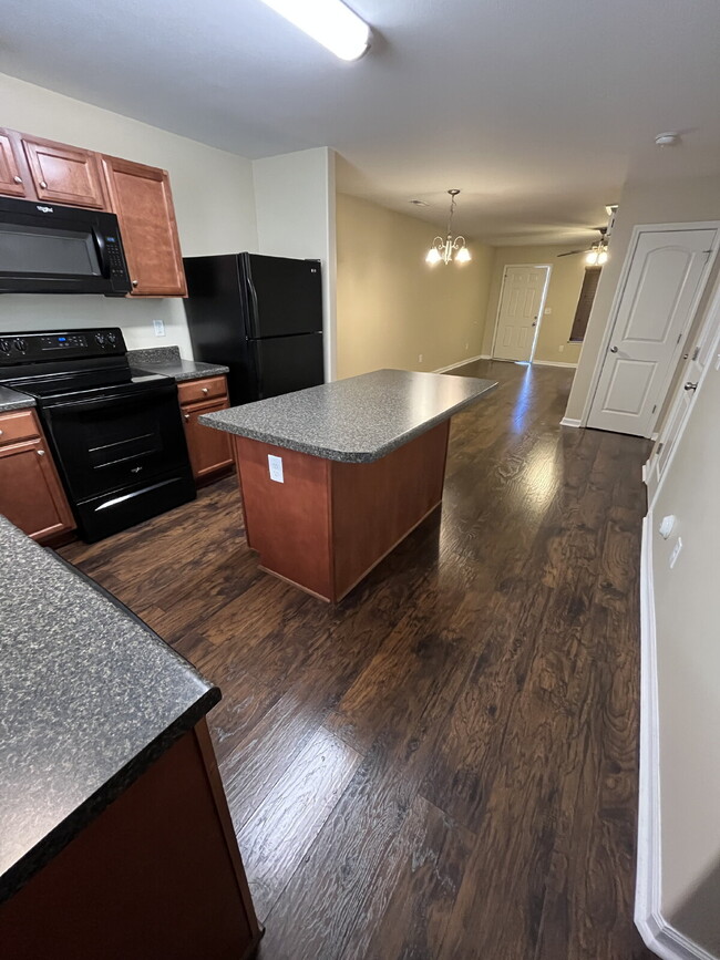 Building Photo - "Charming 2-Bedroom Townhouse Retreat with 2.5 Baths in Kernersville!"