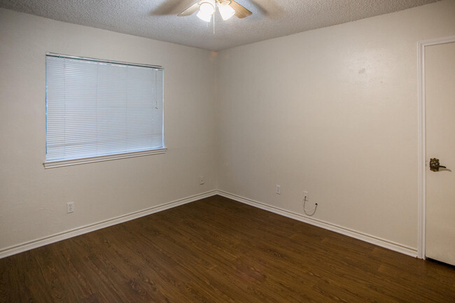 Building Photo - 813 Ranch Rd 12