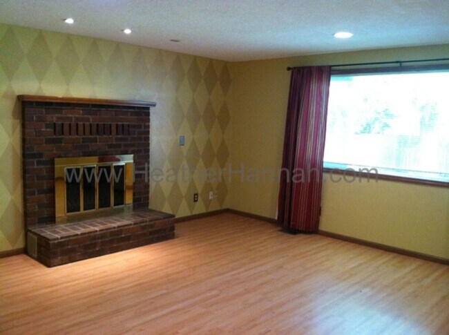 Building Photo - 3 Bedroom House with many upgrades!
