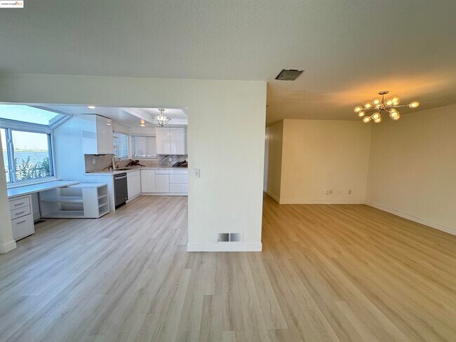 Building Photo - 10 Sea Point Way