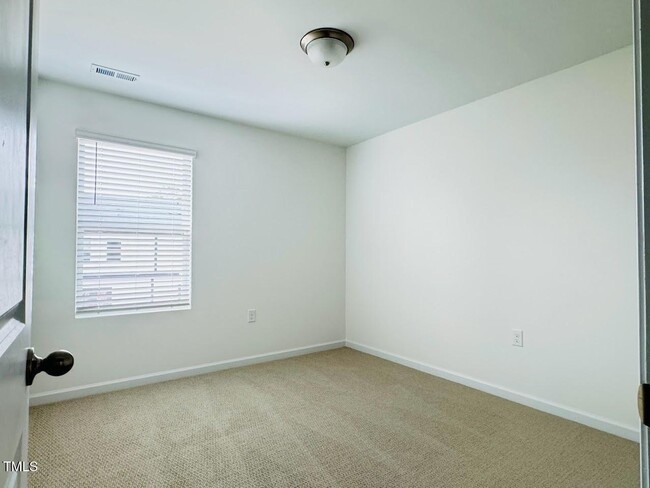 Building Photo - 4 Bedroom End Unit Townhome for Rent