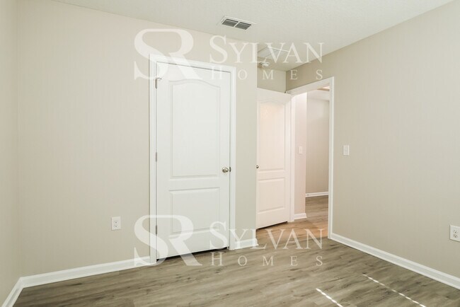 Building Photo - Move-in ready for new residents!