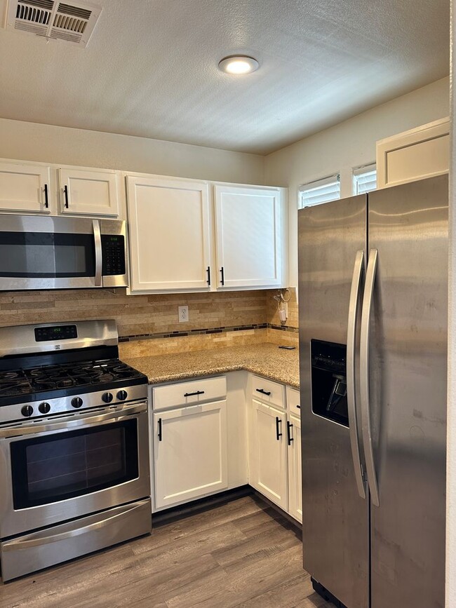 Building Photo - 3 Bedroom/2.5 Bath Family Home