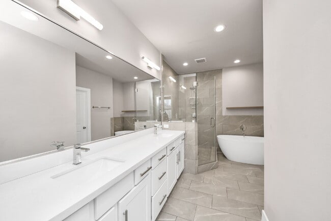 Building Photo - City views, smart layout, and Houston convenience?