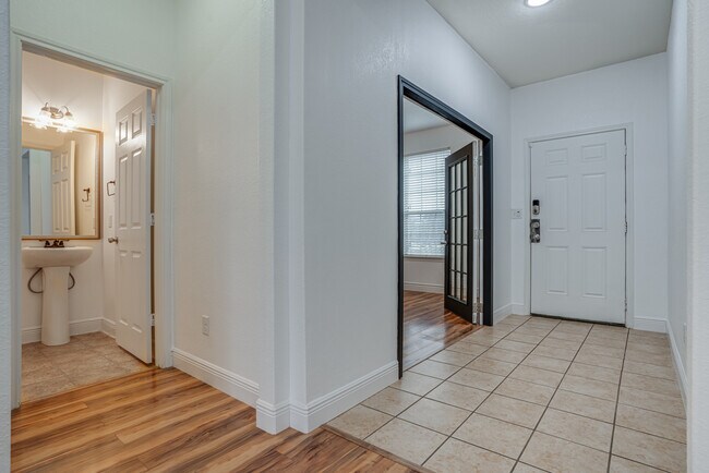 Building Photo - 11905 Fieldcrest Run