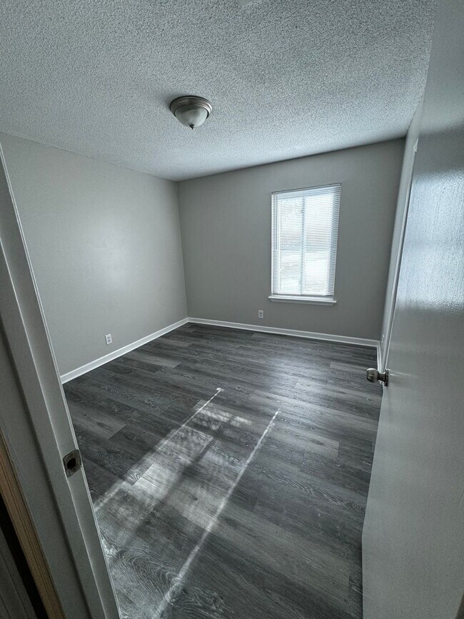 Building Photo - 2 Bed/1 Bath Great Hermitage Location – Spacious Home with Easy Nashville Commute