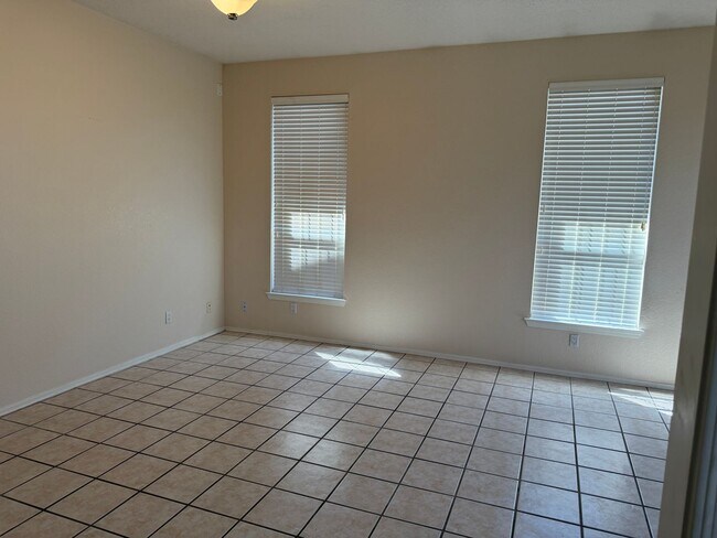 Building Photo - Nice, spacious 3 br, 2 Bath with major kit...