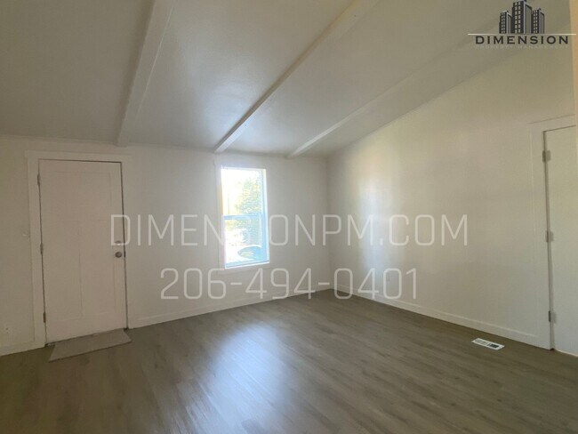 Building Photo - 4 Bed 2.5 Bath Remodelled Manufactured Home in Kent! Available NOW! Easy self showings!