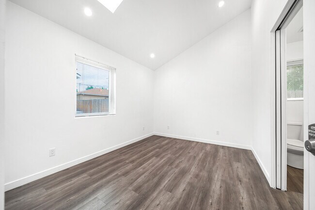 Building Photo - 422 N Batavia St