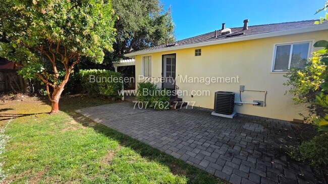 Building Photo - Charming Mid-Century Bungalow & Updated Co...