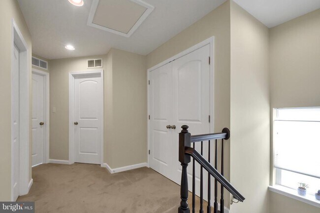 Building Photo - 121 High Pointe Dr