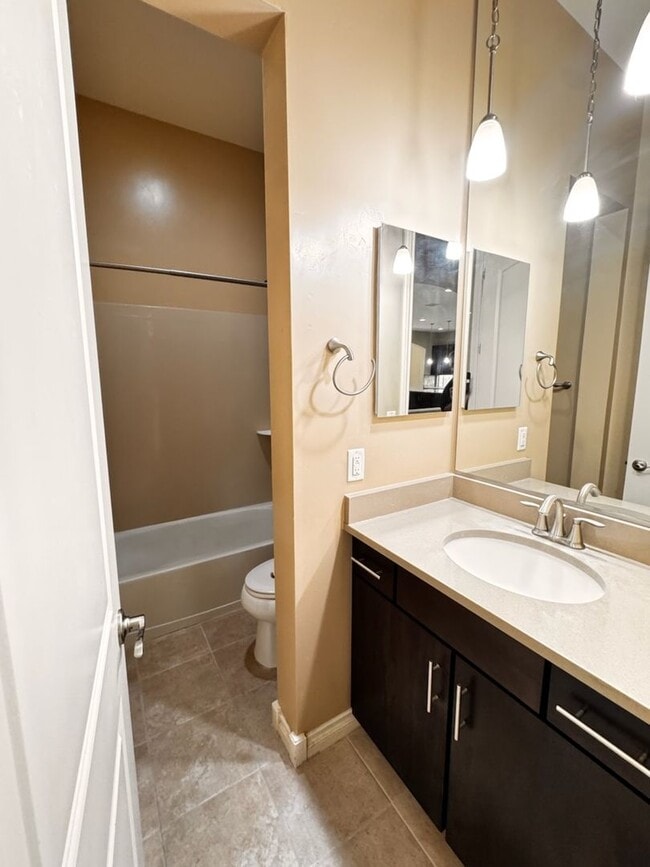 Building Photo - 4 Bedroom + den energy efficient Hamilton High
