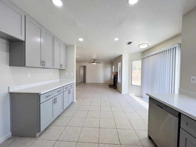Building Photo - Newly Renovated 4 Bed, 3 Bath Home