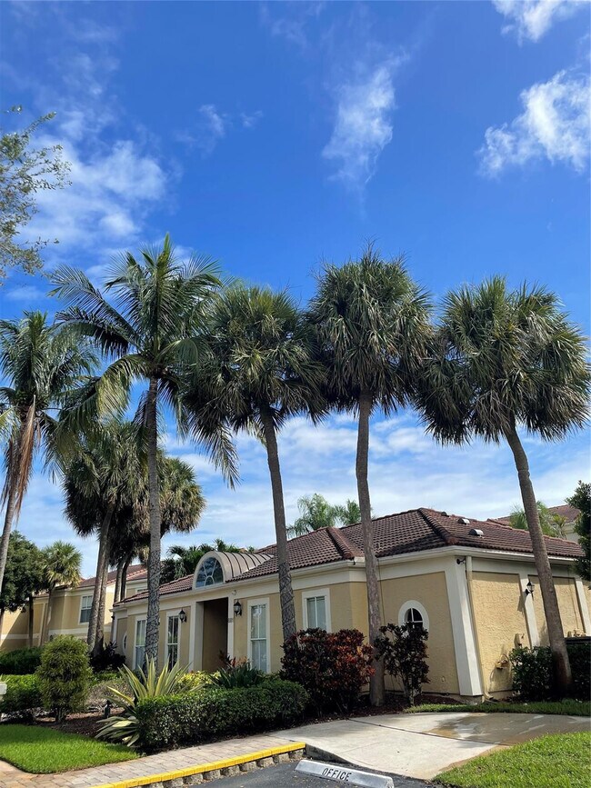 Building Photo - 799 Riverside Dr