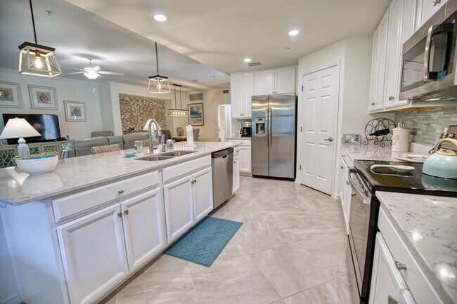 Building Photo - Seasonal Short-Term Coach Home 2-Bedrooms plus den, 2-Bath in Gran Paradiso!