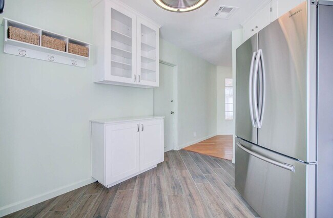 Building Photo - 1301 W Mulberry Dr