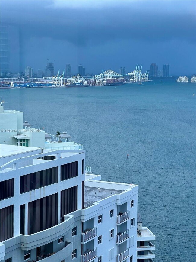 Building Photo - 1435 Brickell Ave