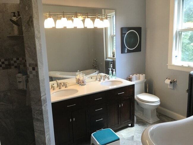 Building Photo - Beautiful 3 Bed / 2.5 Bath Summit Ave Cond...