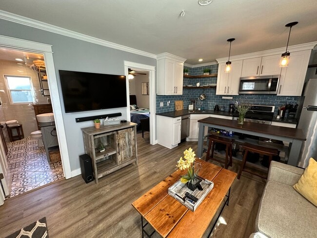 Building Photo - 1163 1/2 Park Blvd - Month to Month