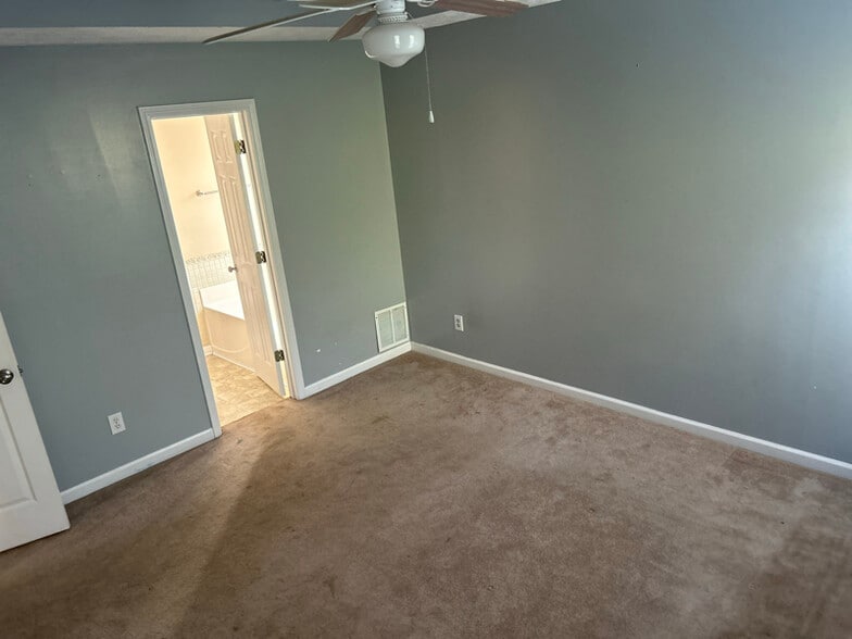 Building Photo - 421 Autumn Lake Ct