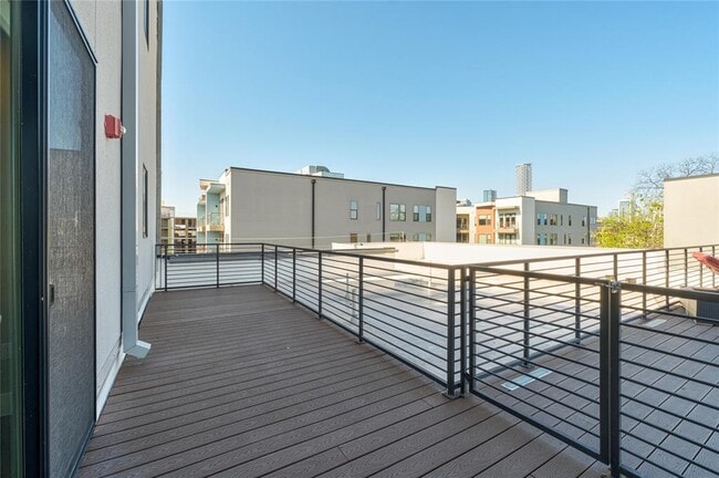 Building Photo - 1615 E 7th St