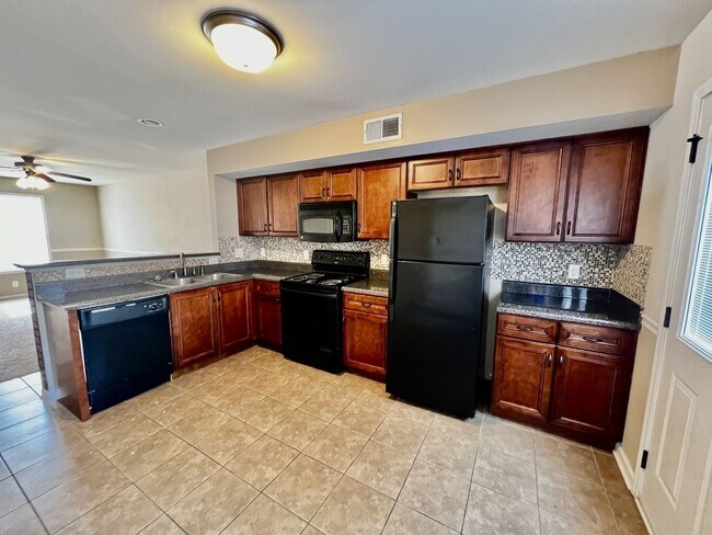 Building Photo - 2 Bedroom 1.5 Bath Townhome