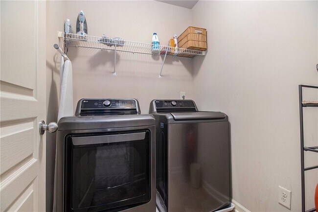 Building Photo - 2530 Thackery Ct