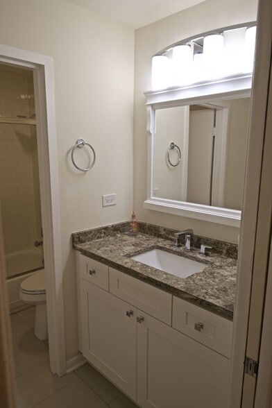 Hallway full bathroom - 1250 Park Ave W
