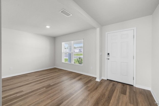 Building Photo - Spacious 5 Bedroom in Parrish!