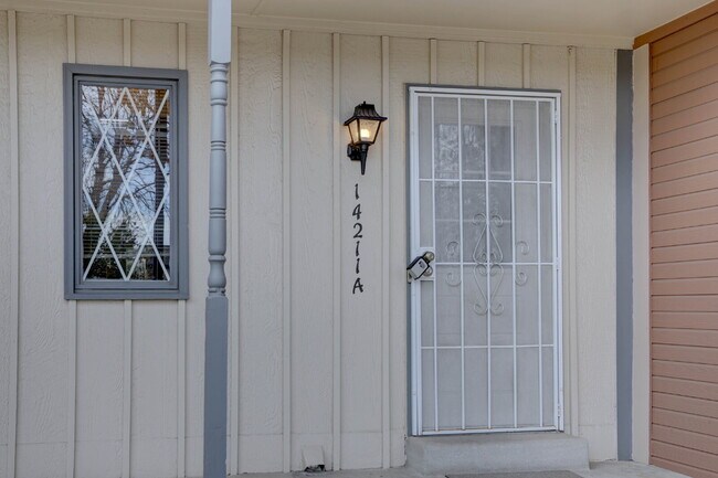Building Photo - Wonderful 2 Bed 2 Bath Townhouse with Fireplace + Community Pool