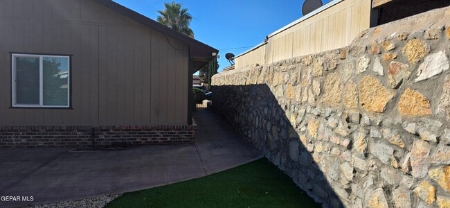 Building Photo - 12555 Flora Alba Dr