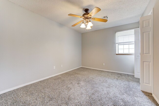 Building Photo - ** Move-In Special - $500 Off ** Charming ...