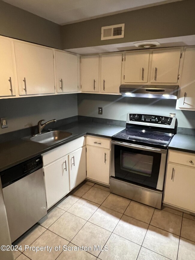 Building Photo - 220 Linden St