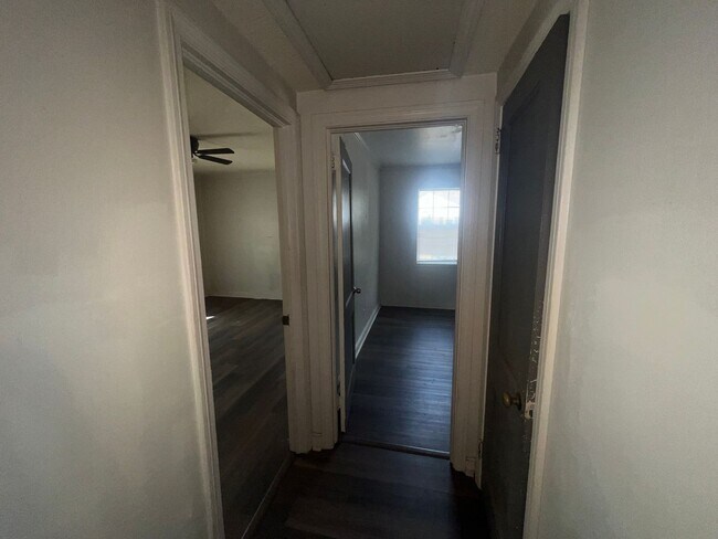 Building Photo - 2 bedroom 1 bathroom home