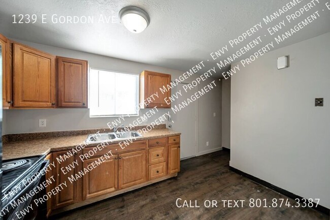 Building Photo - Cozy 2 Bed, 1 Bath Pet-Friendly Home with ...