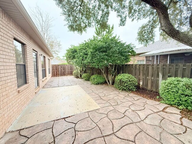 Building Photo - 4161 Longwood Cir