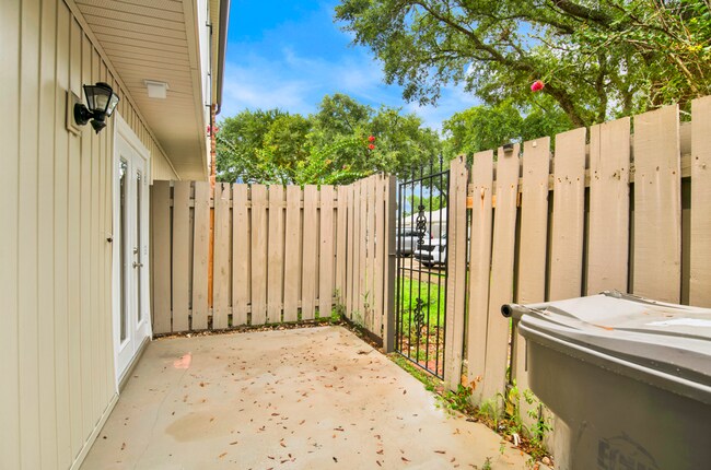 Building Photo - Freshly Renovated Townhome near Perdido Ba...