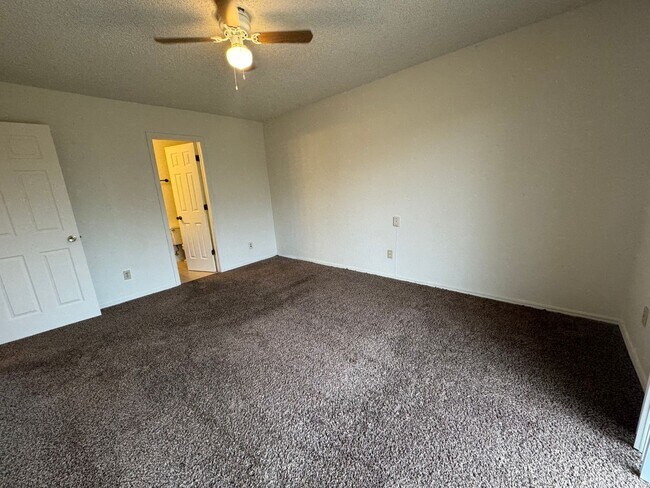 Building Photo - Cute 3 bedroom 2 bathroom Duplex In Broken Arrow!
