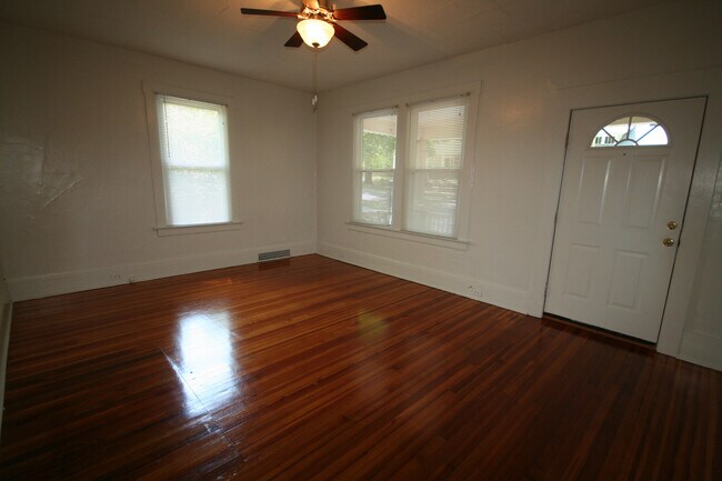 Building Photo - 1306 W Chapel Hill St