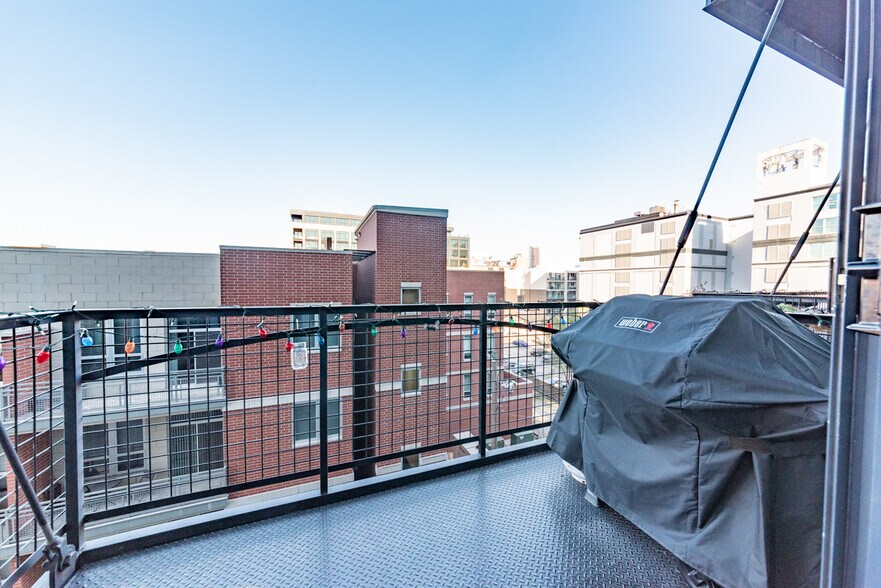 Building Photo - 1224 W Van Buren St