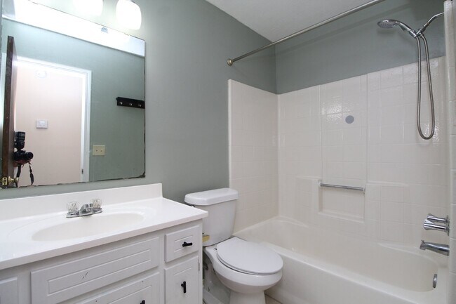 Building Photo - 3BR Home in Milton | All Tile Flooring (No Carpet) | Fenced Yard + Garage | Available 5/1.