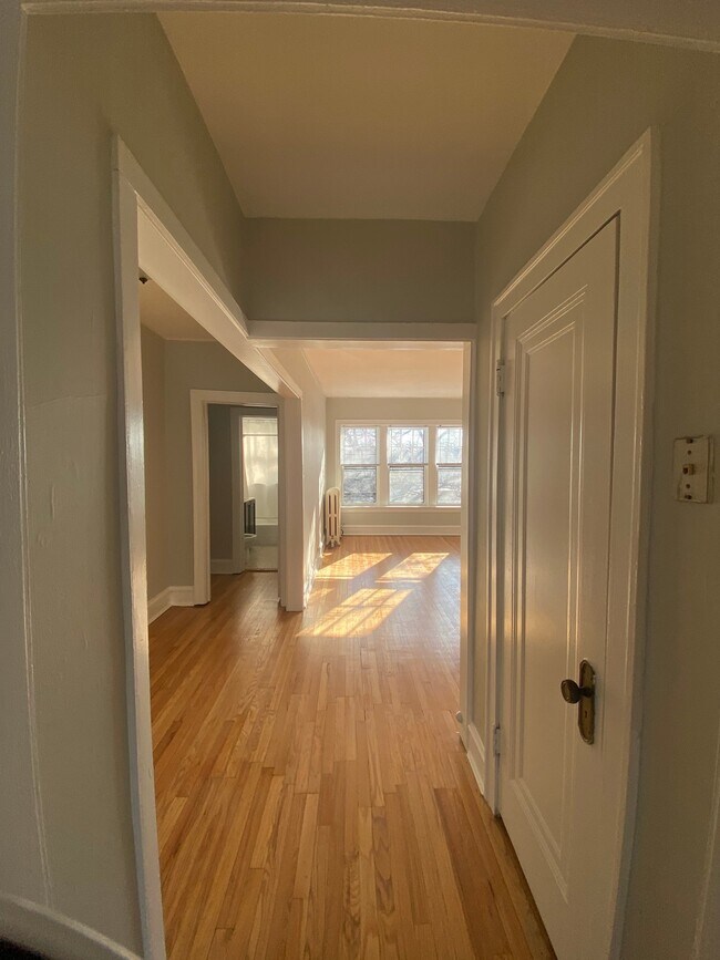 Building Photo - 534 Hinman Ave